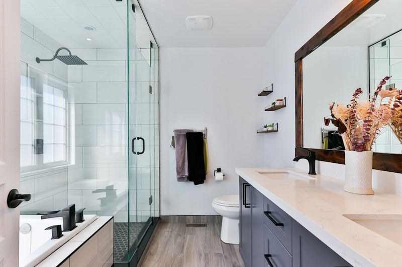 Duş kabini ve çift lavabolu modern banyo